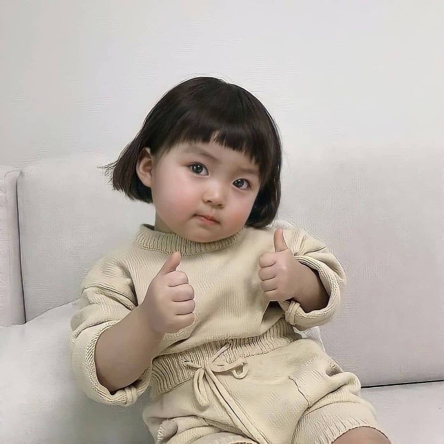 Rohee posando para una fotografía 