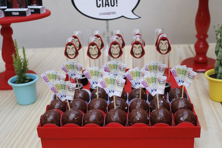 cake pops ;Ideas para una fiesta al estilo de La casa de papel