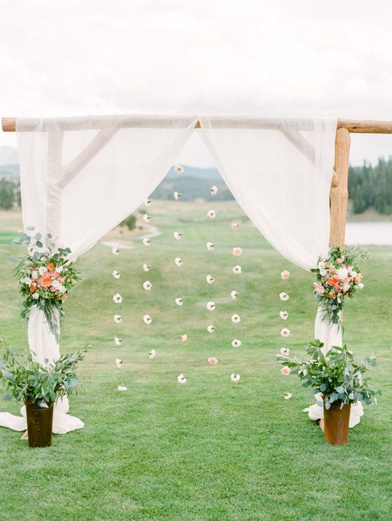 altar con cortinas de flores ;15 Altares de boda que te harán decir: 'Sí, acepto'