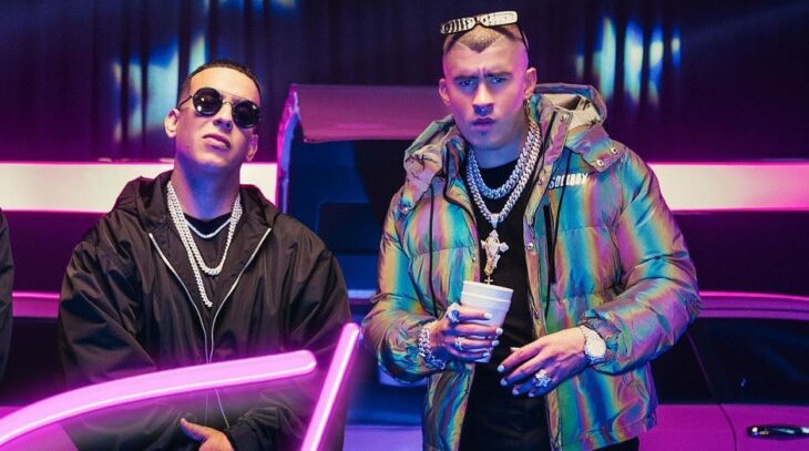 Daddy Yankee y Bad Bunny posando para Rolling Stones 