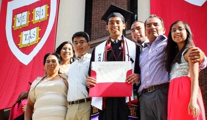 Hombre graduándose; hijo de campesinos logra graduarse de Harvard