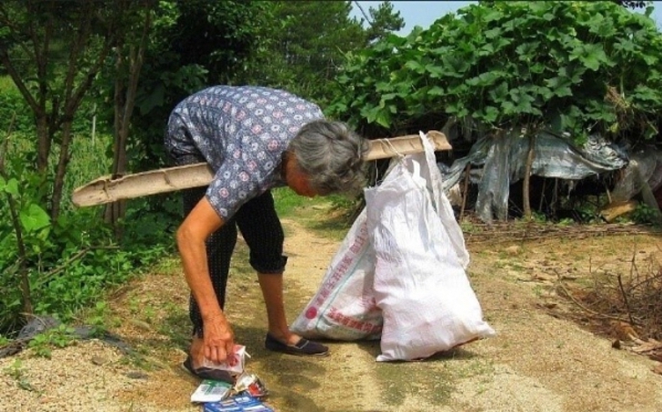 Mujer frente a una casa; Adoptó a bebé abandonada y 25 años después, ella le agradece con una casa