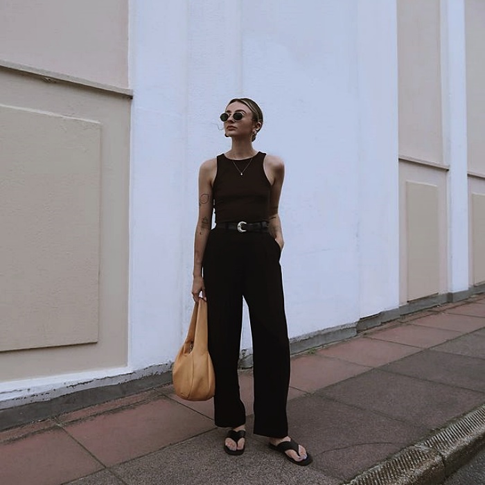 chica, chava de cabello largo, corto, rubio, oscuro, negro, recogido usando un top blanco, negro, nude, beige, jeans, pantalones negros, tenis, botas, tacones, lentes de sol, bolso, chamarra, gabardina, cuero