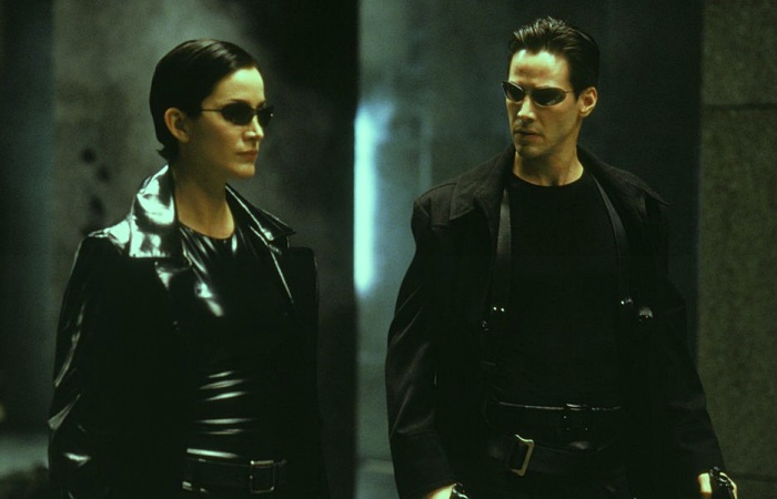 Carrie-Ann Moss y Keanu Reeves como Neo y Trinity