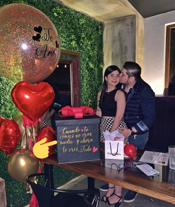 Pareja celebrando aniversario; ‘Cuando te conocí no eras nadie’ Mensaje ‘amoroso’ desata polémica en redes sociales