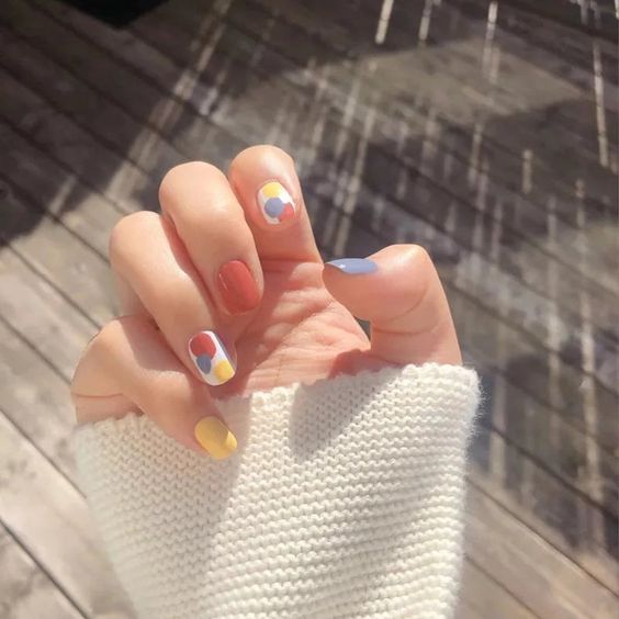 manicura con colores pastel ;15 Chicas que se atrevieron a hacer sus propias manicuras y salieron victoriosas