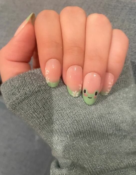 Manicura en tono verde ;15 Chicas que se atrevieron a hacer sus propias manicuras y salieron victoriosas