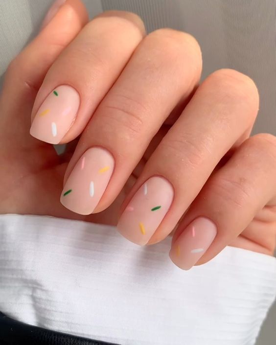 manicura con confeti de colores ;15 Chicas que se atrevieron a hacer sus propias manicuras y salieron victoriosas