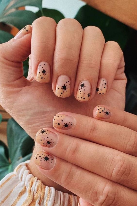 manicura en fondo amarillo con estrellas negras ;15 Chicas que se atrevieron a hacer sus propias manicuras y salieron victoriosas