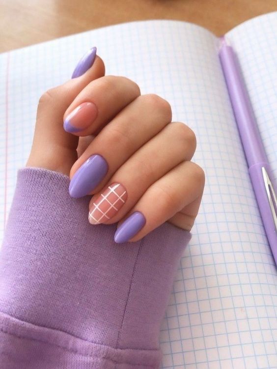 manicura en tono lila con rosa y blanco ;15 Chicas que se atrevieron a hacer sus propias manicuras y salieron victoriosas