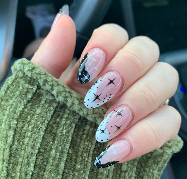 manicura con estrellas blancas y negras ;15 Chicas que se atrevieron a hacer sus propias manicuras y salieron victoriosas