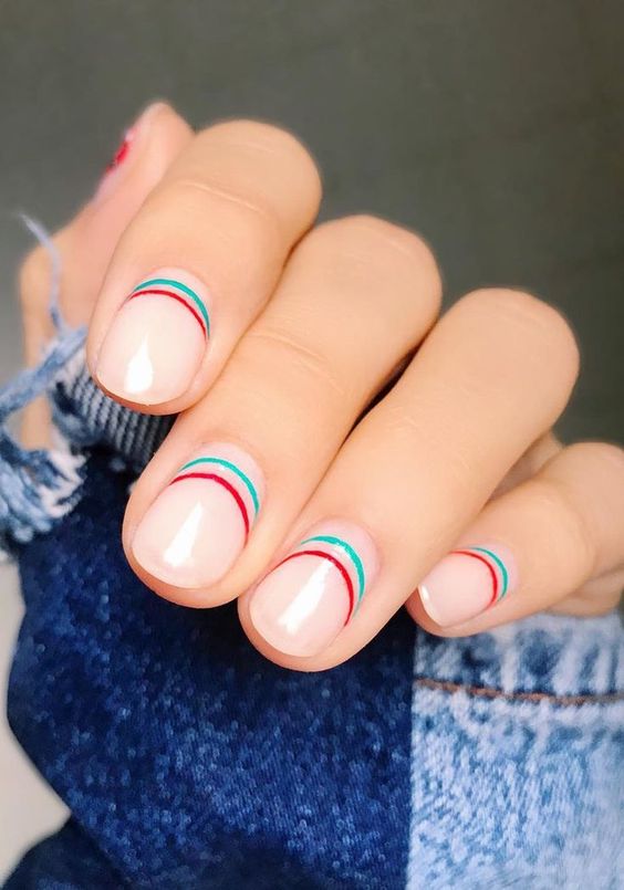 manicura con líneas rojas y azul ;15 Chicas que se atrevieron a hacer sus propias manicuras y salieron victoriosas