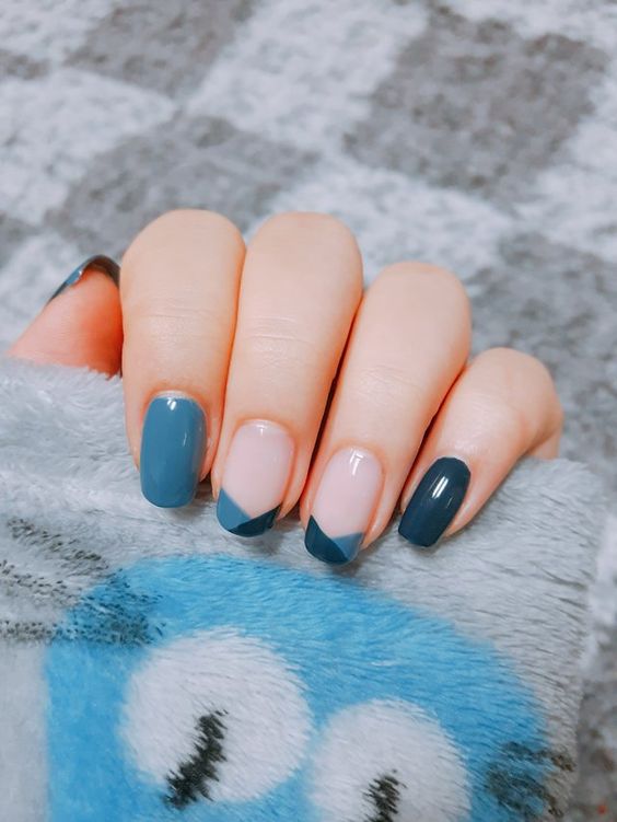 manicura en tonos azules ;15 Chicas que se atrevieron a hacer sus propias manicuras y salieron victoriosas