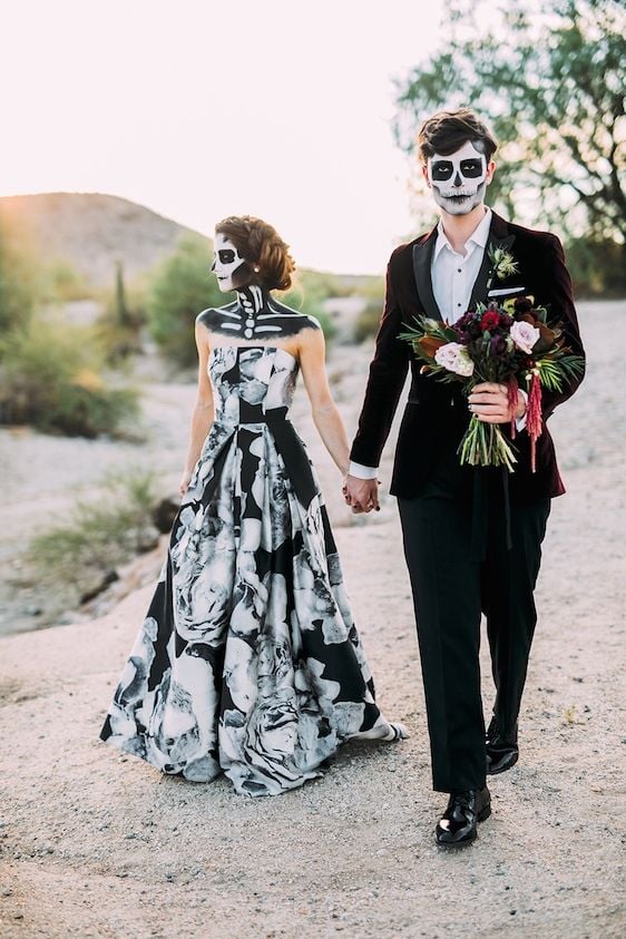 Pareja vestida de catrín ;15 Chulísimas ideas para una boda en Día de muertos