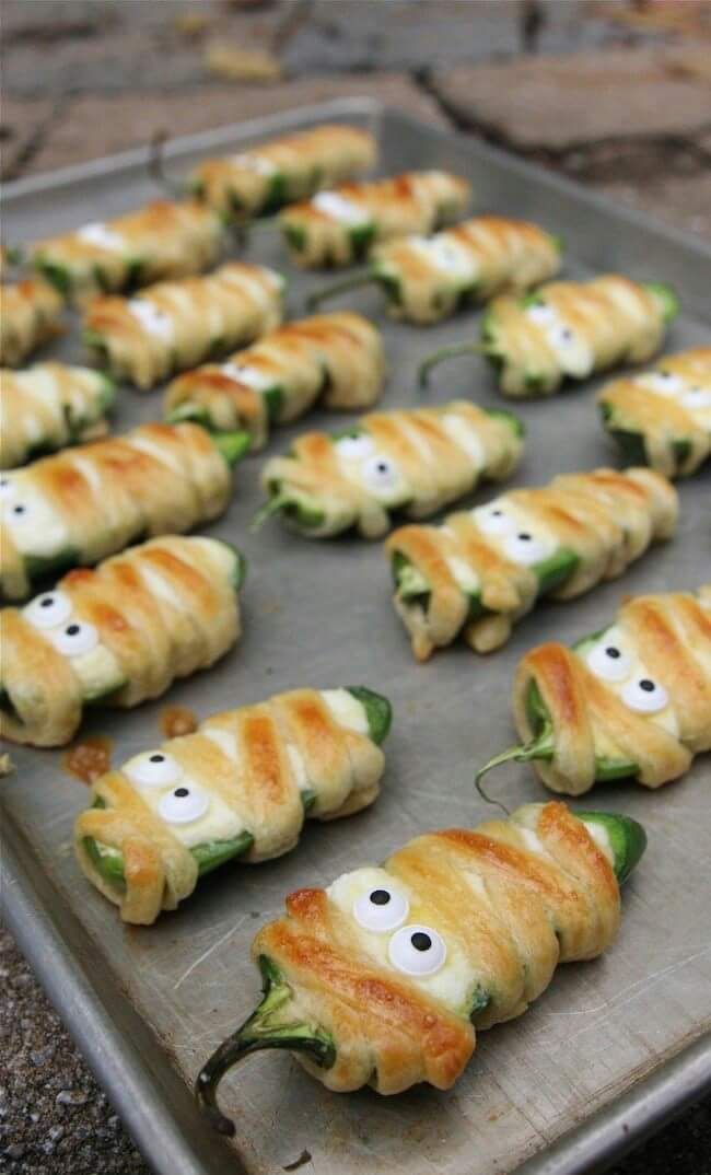 chilitos stuffed with cream cheese; 18 ideas to celebrate your baby shower on Halloween