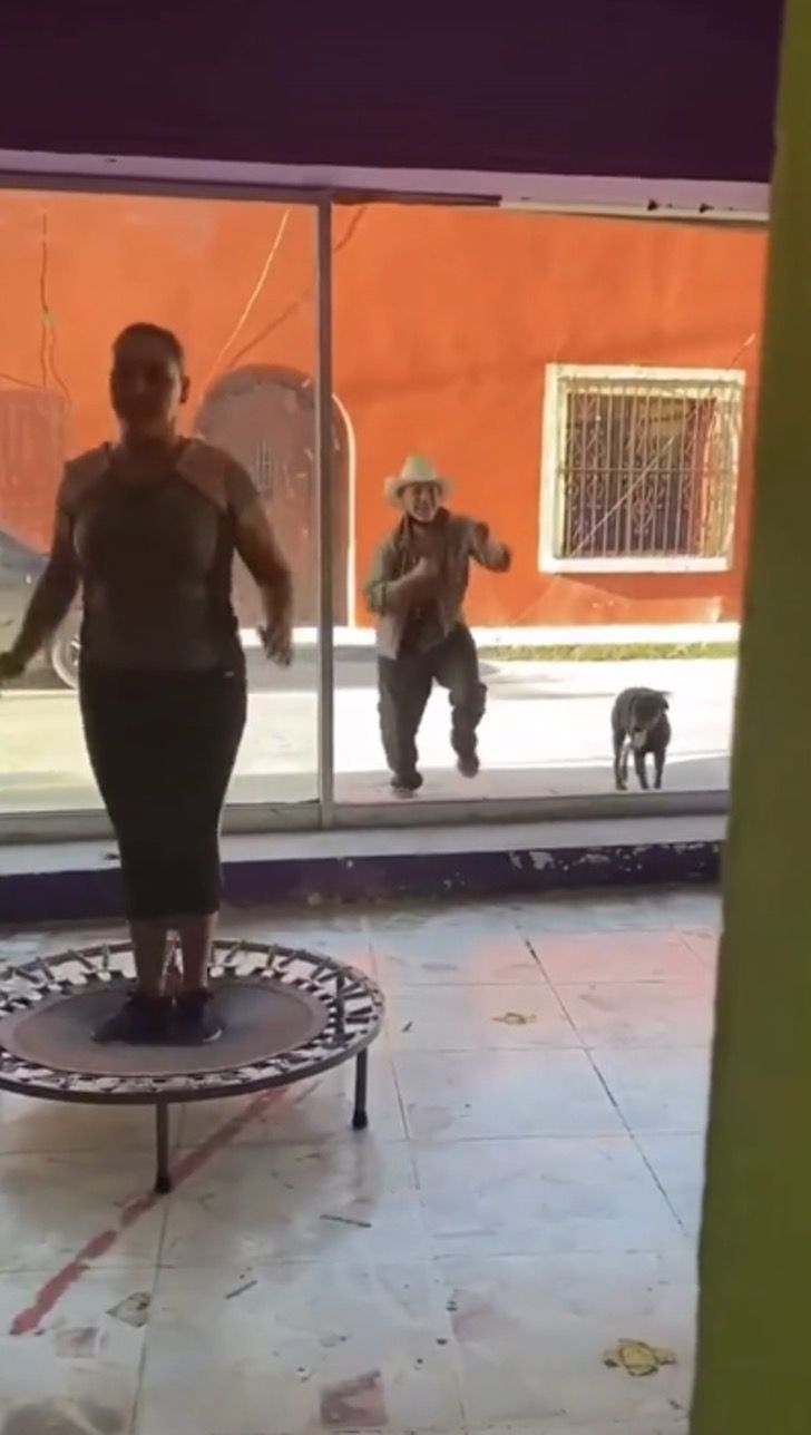 Abuelito bailando fuera de un salón; Abuelito sorprende al bailar junto a mujeres que hacen ejercicio y contagia alegría