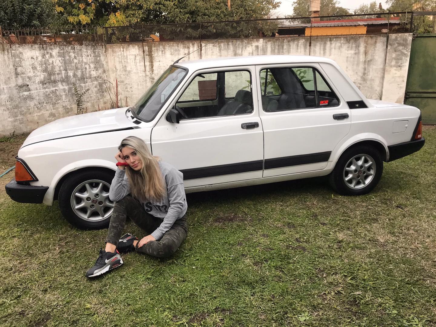 chica junto a su auto Ahorra para comprar el auto de sus sueños y en redes quisieron burlarse de ella