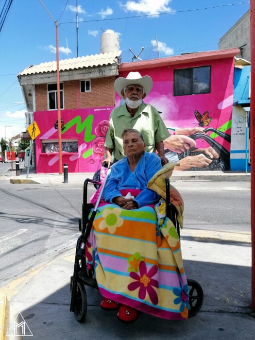 Abuelitos que protagonizan un mural en México 