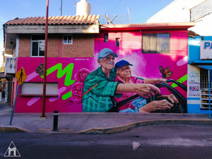 Mural de dos ancianitos pintado por un artista urbano 