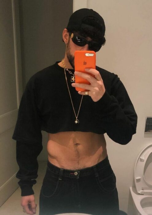 Bad Bunny rompiendo los estereotipos al usar un crop top