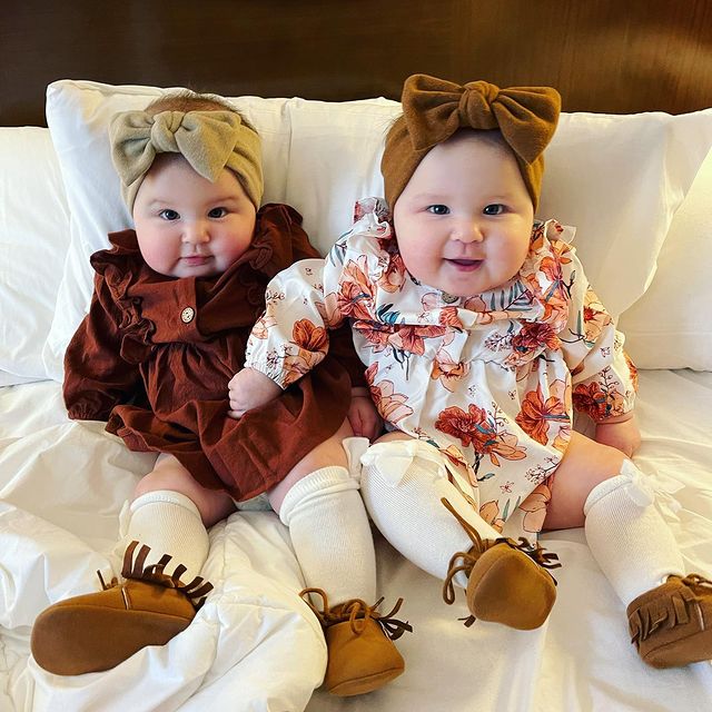 Bebés sentadas en la cama 