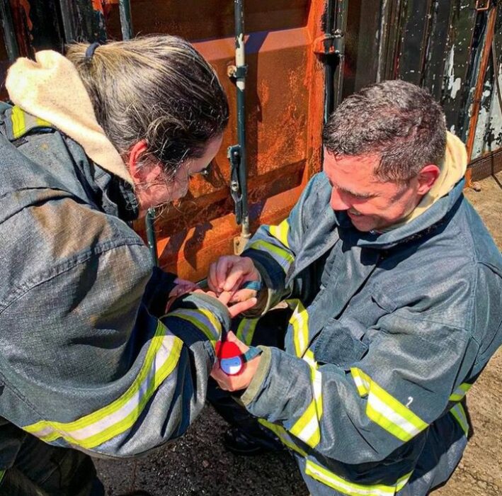 Bomberos comprometiéndose en un entrenamiento