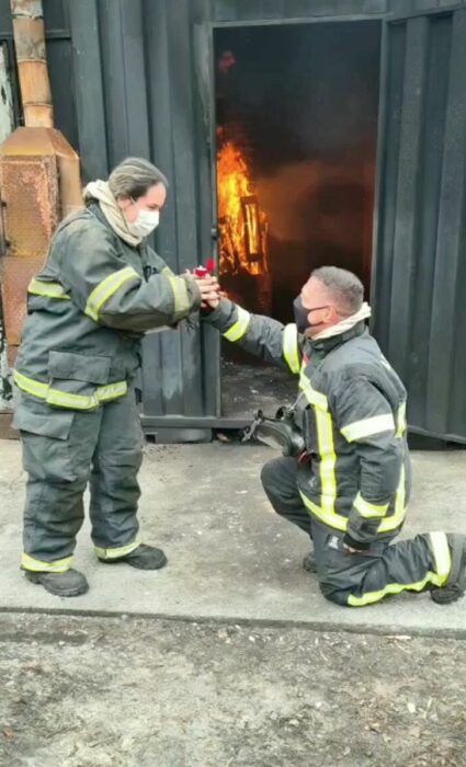 Bomberos comprometiéndose en un entrenamiento