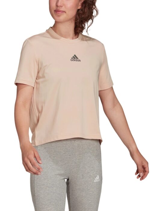 Chica usando una playera adidas de liverpool