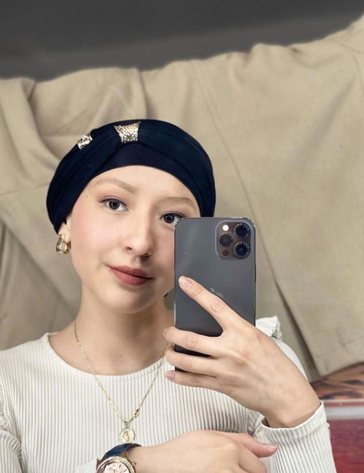 Chica tomando una selfie; Celebra recuperarse por segunda vez de terrible enfermedad e inspira en redes