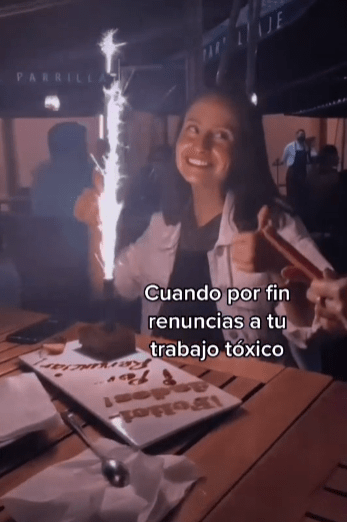 Chica festejando con un pastel haber renunciado a su trabajo tóxico 