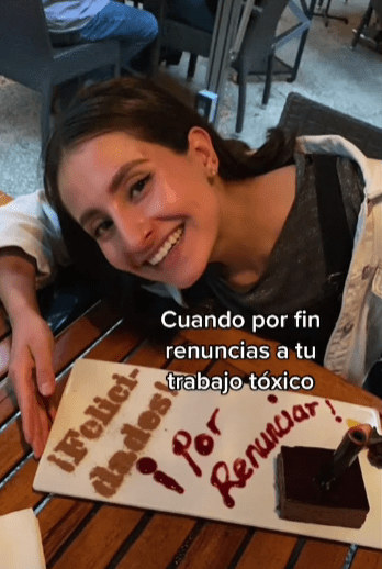 Chica festejando con un pastel haber renunciado a su trabajo tóxico 