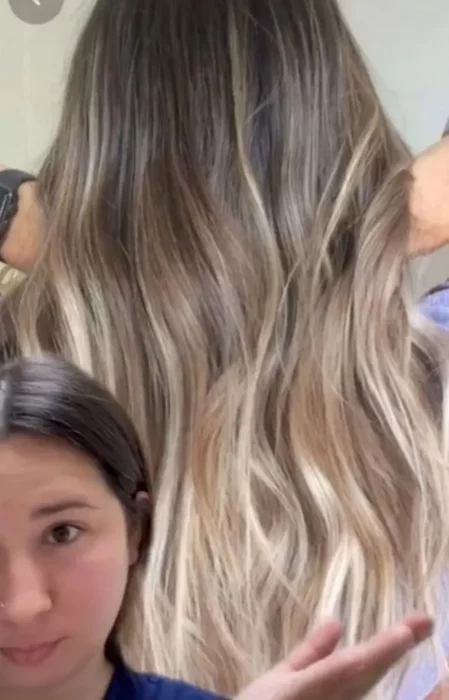 Chica mostrando su balayage desastroso