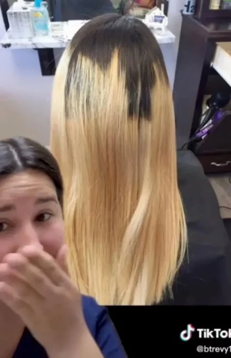 Chica mostrando su balayage desastroso