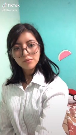 Chica contando en TikTok como entró a una casa pensando que era un cyber café 