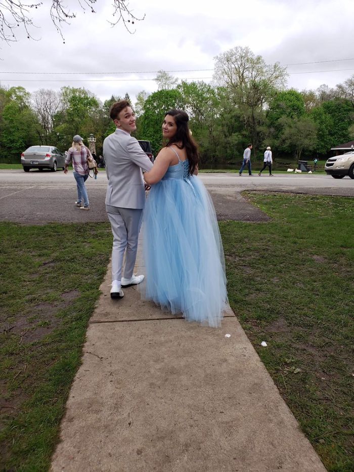 chicos caminando ;No podía comprar su vestido de graduación, así que su amigo cosió uno para ella