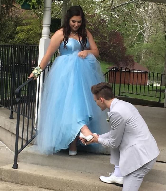 chico poniendo zapatilla ;No podía comprar su vestido de graduación, así que su amigo cosió uno para ella