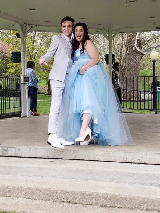 Chicos bailando ;No podía comprar su vestido de graduación, así que su amigo cosió uno para ella