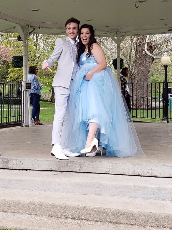 Chicos bailando ;No podía comprar su vestido de graduación, así que su amigo cosió uno para ella