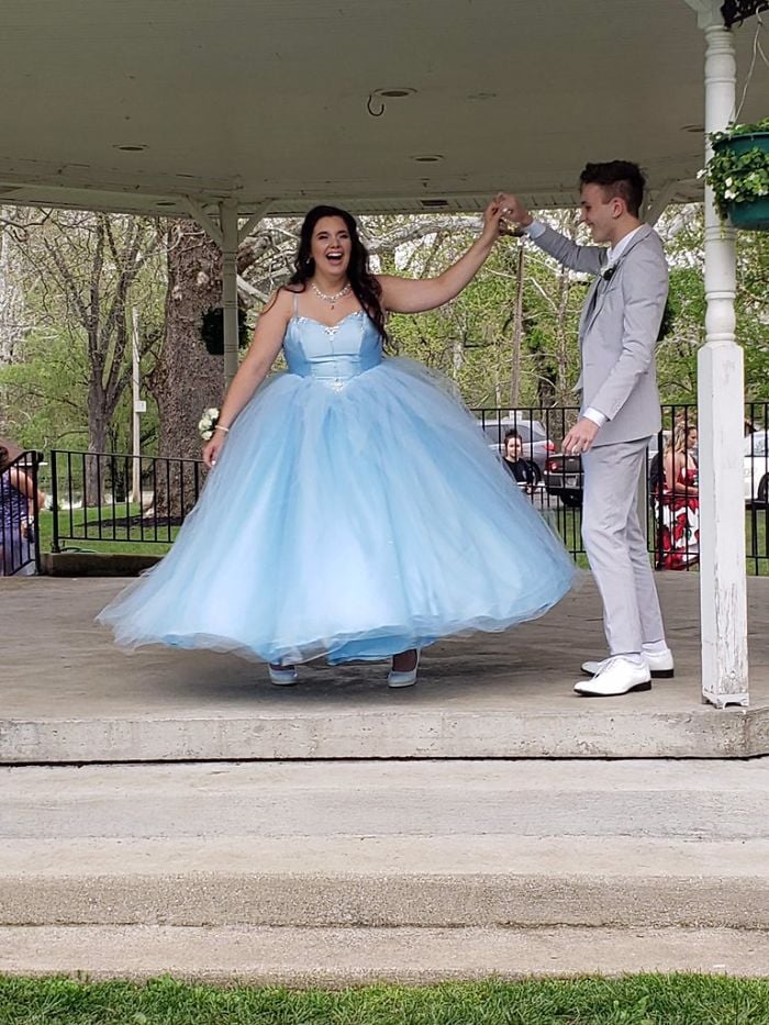 Chico bailando ;No podía comprar su vestido de graduación, así que su amigo cosió uno para ella