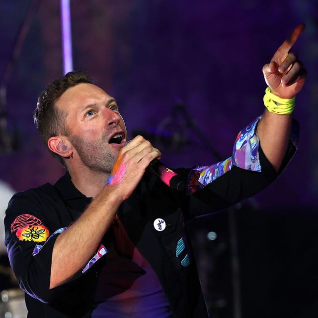 Chris Martin cantando en un concierto