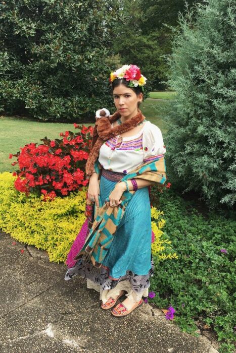 Chica con un disfraz inspirado en Frida Khalo 