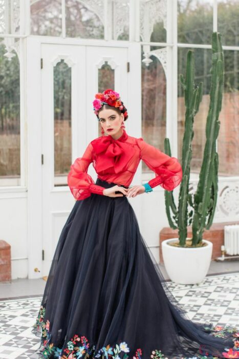 Chica con un disfraz inspirado en Frida Khalo 