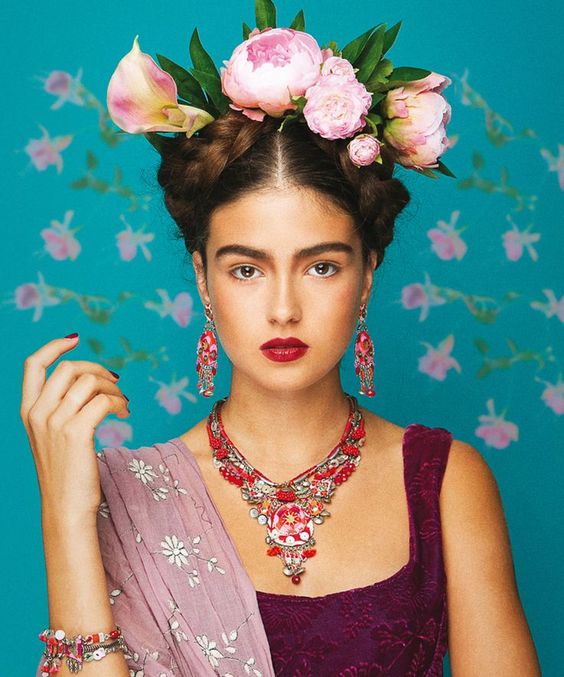 Chica con un disfraz inspirado en Frida Khalo 