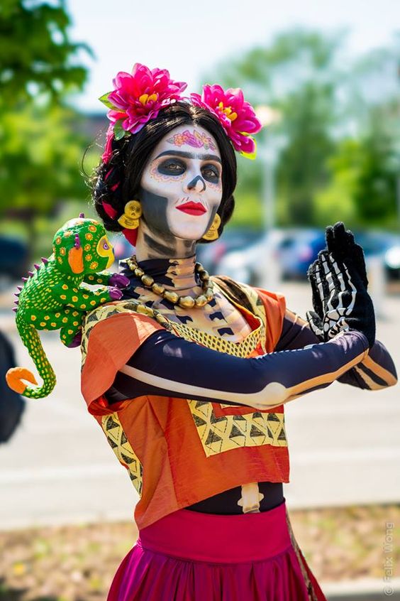 Girl with a costume inspired by Frida Khalo 