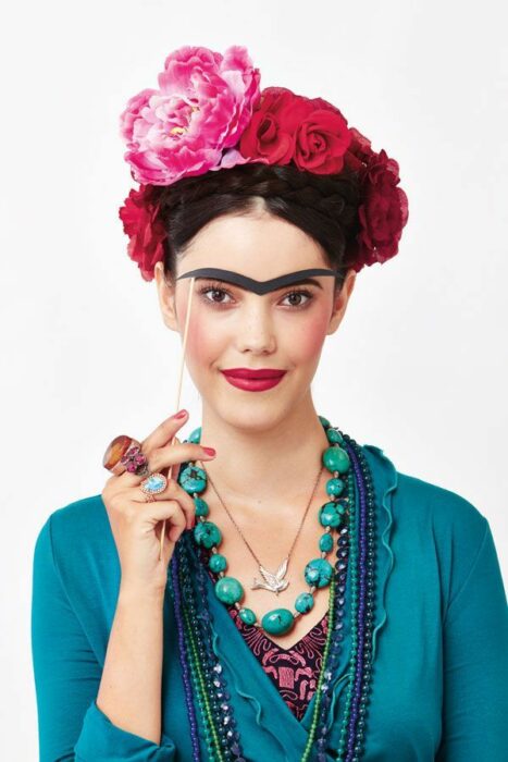 Chica con un disfraz inspirado en Frida Khalo 