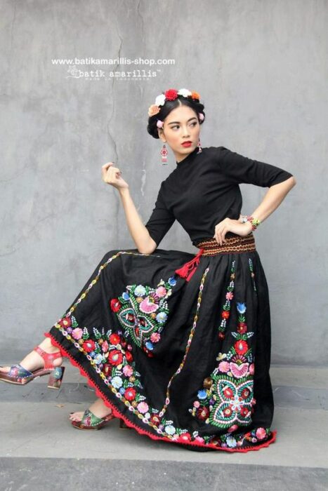 Chica con un disfraz inspirado en Frida Khalo 