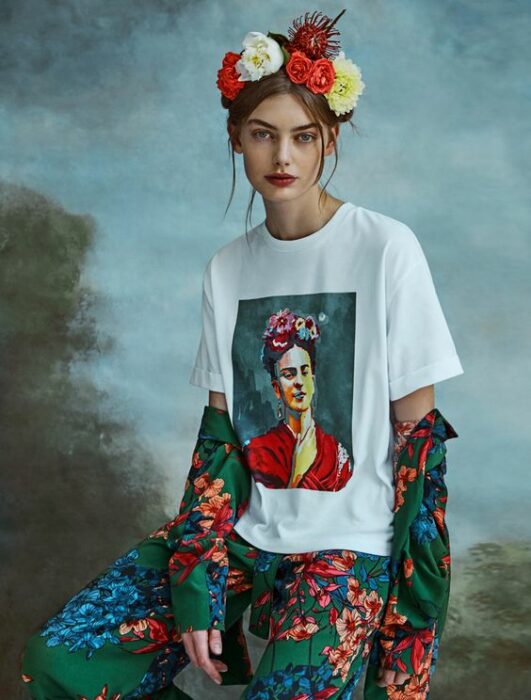 Chica con un disfraz inspirado en Frida Khalo 