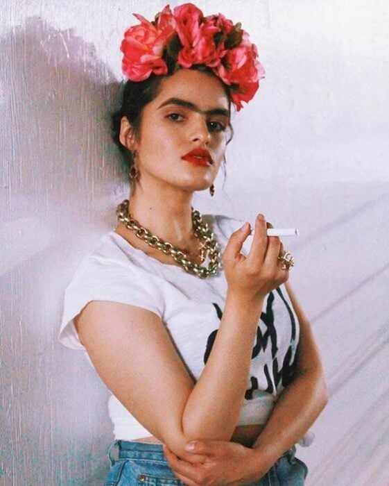Chica con un disfraz inspirado en Frida Khalo 
