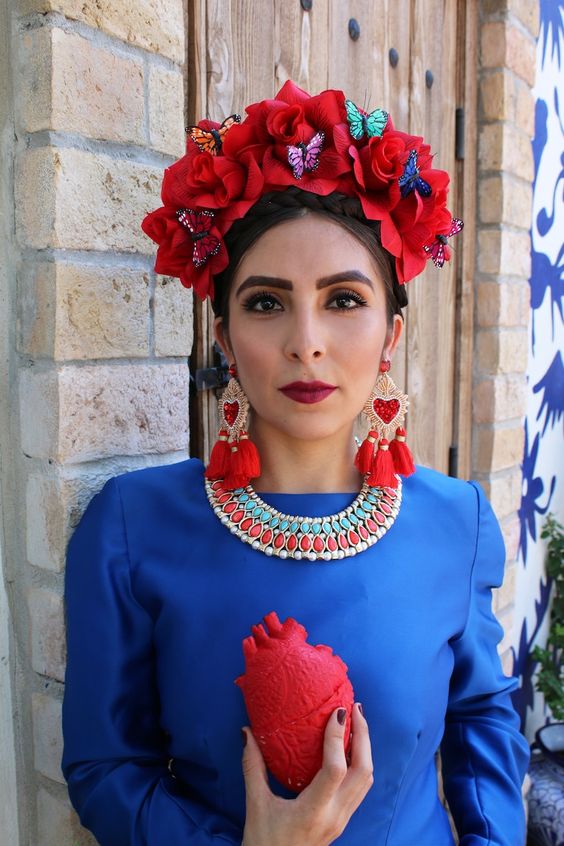Girl with a costume inspired by Frida Khalo 
