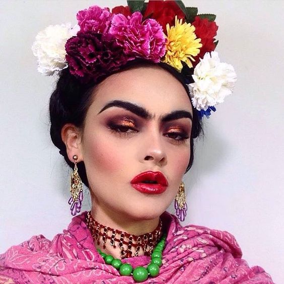 Chica con un disfraz inspirado en Frida Khalo 
